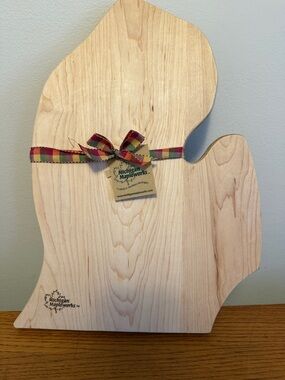 Michigan Mapleworks Cutting Board. NWOT